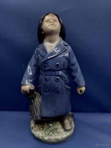 Фарфоровая фигура Мальчик с зонтиком. Royal Copenhagen