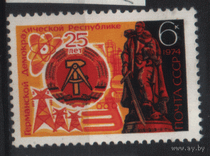 Заг. 4332. 1974. 25 лет ГДР. Герб ГДР. Памятник воину-освободителю. чиСт.