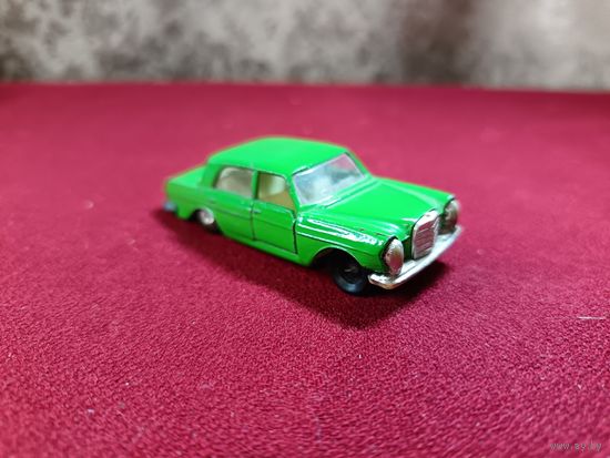 С рубля без мц. модель авто мерседес бенц зеленый. 7.5х2.5х2.5см.