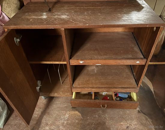 Тумба на колесиках для интерьера