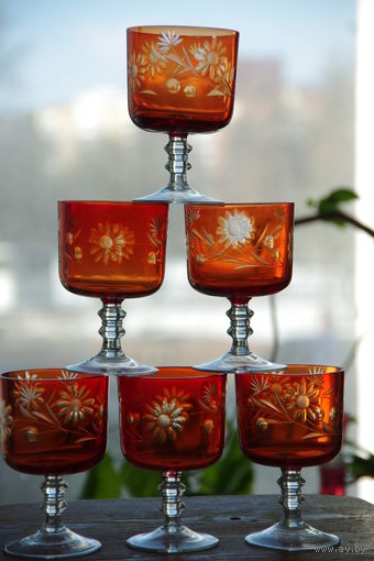 Бокалы красное стекло  6 шт .  ( все целые )  высота 12 см , объем 200 мл