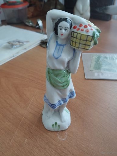 Статуэтка фарфоровая Девушка с виноградом.