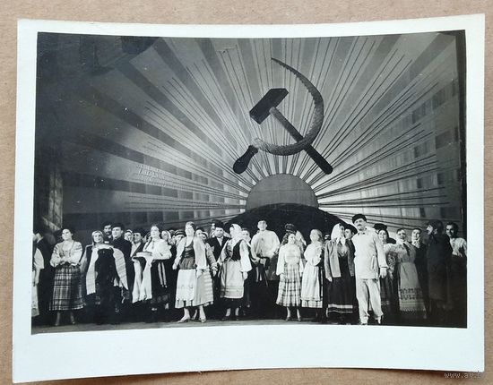 Фото из СССР. Сцена из оперы Алексея Туренкова "Ясный рассвет"(Яснае свiттанне). 1950-60-е. 8.5х11 см