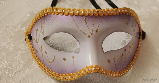 Карнавальная венецианская маскарадная маска.