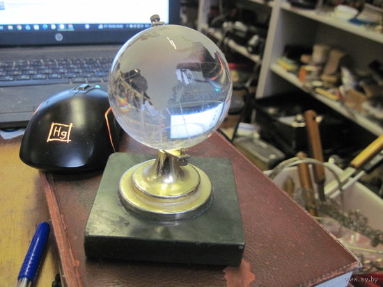 Скульптура Стеклянный глобус на мраморе.