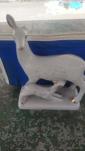 Лань с дитёнышем.без уха.