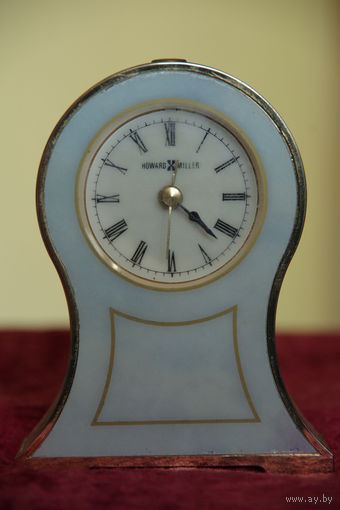 Часы настольные ( Германия ) с будильником и подсветкой ( все работает )