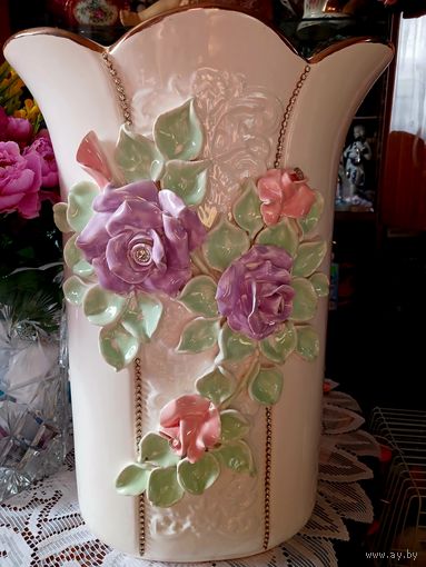 Очень красивая ваза для цветов.