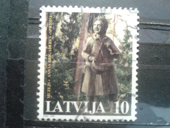 Латвия, 1998. Музей "Спридиши". Резная фигура.