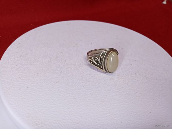 С рубля без мц. кольцо перстень с белой вставкой на агат похоже. сЗвезда875пр. :4ФЯ  на средний палец