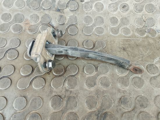 Ограничитель открывания двери передней левой Mitsubishi Carisma