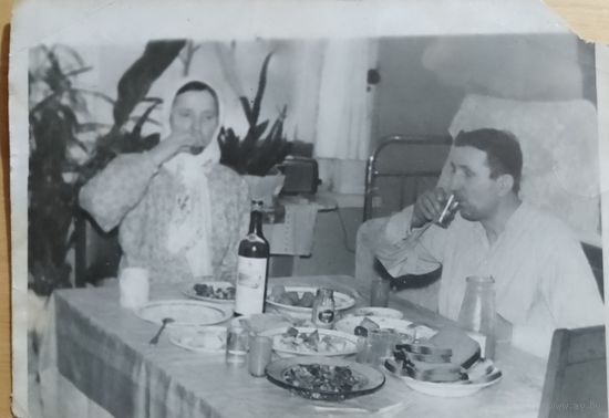 Старое фото застолье