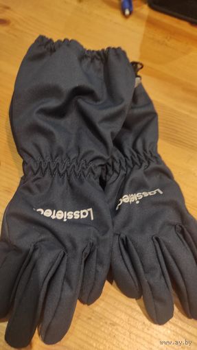 Перчатки Lassie размер 3 (реально можно и на 3-4 года), плотно фиксируется замком, непромокаемые.  Длина 23 см. Отличное состояние.