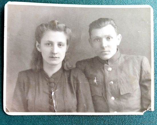Фото мужчины с орденом Красной Звезды и женщины. 1947 г. 8х11 см.