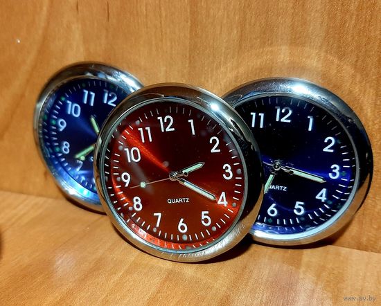 Часы приклеивающиеся, в квартире, d 40мм. Красивые.Синие, черные, серые, зеленые, красные. Есть 6 штук. Стрелки-белые. Ширина-8мм. Двусторонний скотч в комплекте. Люминисцентный циферблат. Удобные в б