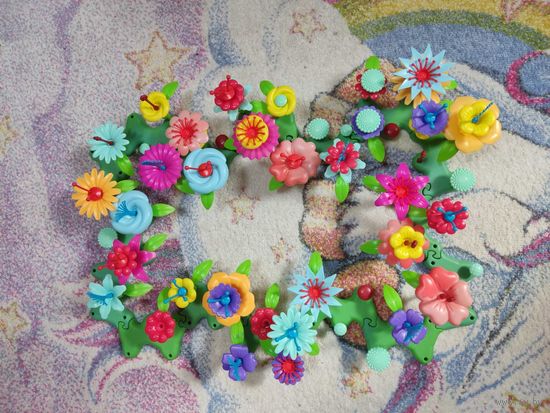 Цветочная полянка 2 набора вместе. Занимательная, увлекательная и развивающая игра. Ребенок может играть самостоятельно, без помощи. Хорошее состояние, качественный пластик.