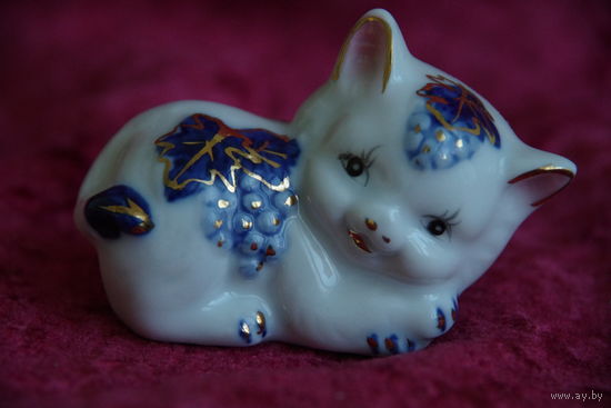 Статуэтка фарфоровая " Котик " целая , высота 5,5 см , длинна 7,5 см