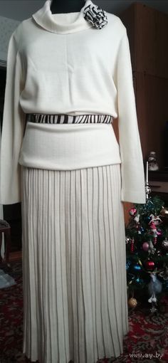 Красивый добротный трикотажный комплект из шерсти молочного цвета(можно отдельно, есть юбка ещё длинная плиссе. Предлагать варианты продаж