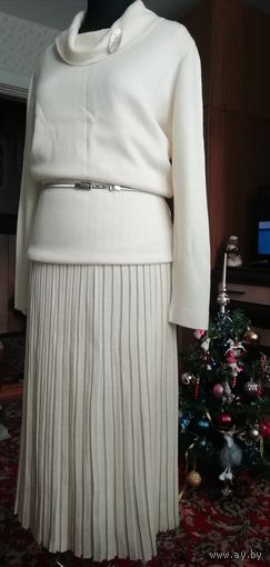 Красивый добротный трикотажный комплект из шерсти молочного цвета(можно отдельно, есть юбка ещё длинная плиссе. Предлагать варианты продаж