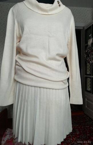 Красивый добротный трикотажный комплект из шерсти молочного цвета(можно отдельно, есть юбка ещё длинная плиссе. Предлагать варианты продаж