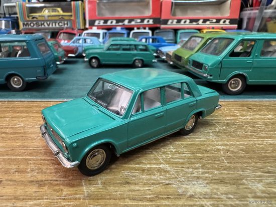 ВАЗ-2101 цвет кипарис. Вечер четверга в зеленых, и не только, тонах. Ставим будильник на 22-00 и пополняем свои саратовские собрания!