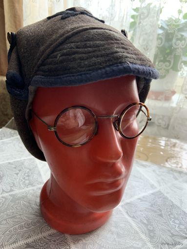 Довоенные очки как гражданского так и военного обихода. Стёкла по-родне, всё цело. Одна из дужек не фиксируется.