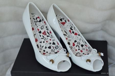BY Marc Jacobs Туфли из Лакированной Кожи. Открытый мысочек, украшены бантиком с Marc Jacobs Лого, 9см каблук. Р-р:36,5-37/23,5-24см/ подошва. Туфли абсолютно новые в Оригинальной коробке с мешочком д