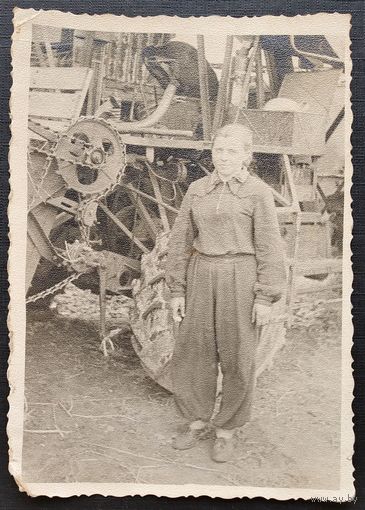 Фото девушки на фоне комбайна. 1957 г. 9х12 см.