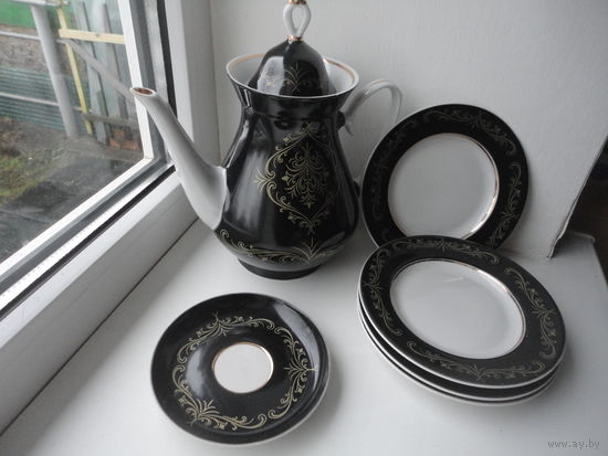 Новогодняя распродажа !Кофейник + 4 тарелки и блюдце , одним лотом .Минский Фарфоровый завод .