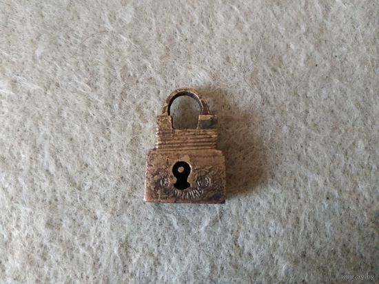 Старинный миниатюрный навесной замочек. Мастер И. Чилинъ, с. Павлово Нижегородской губернии, Российская империя, 19 век.
