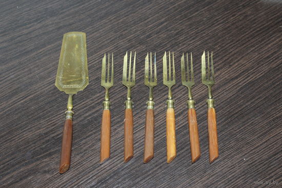 Набор столовых приборов.