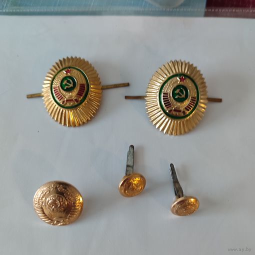 Кокарды и пуговицы с фуражки судебного исполнителя СССР