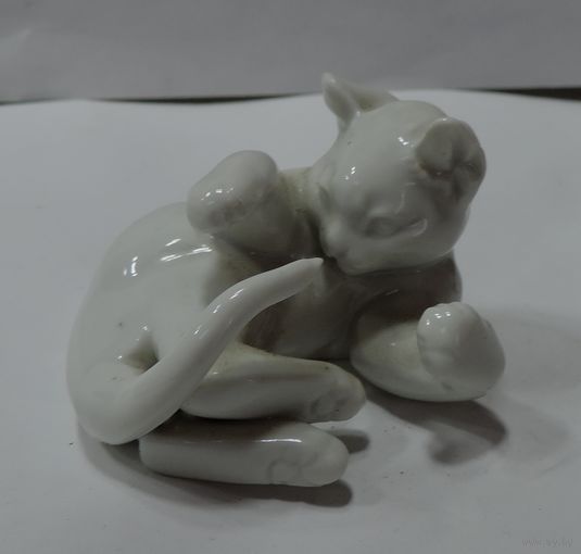 Статуэтка фарфоровая "Котик. Игра с хвостом" 60-е годы фирма Розенталь. Германия. Высота 4 см. Длина 5.5 см. Целая, без реставрации.