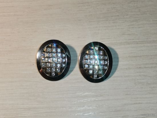 Металлические клипсы овальной формы с множеством вставок, размер 3*2.3 см.