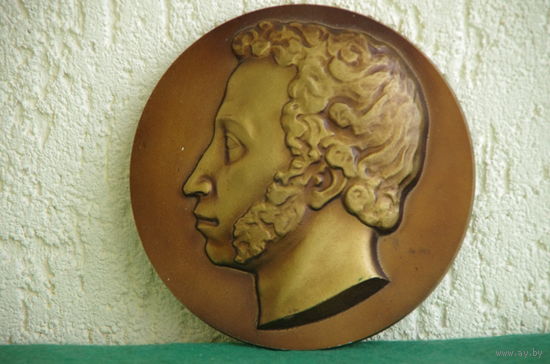 Барельеф  Пушкин   ( СССР ,пластик 17 см )