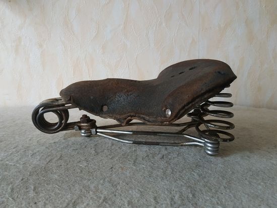 Старинное седло велосипеду марки "Рига". СССР, ЛатССР, Рижский мотовелосипедный завод RVR.