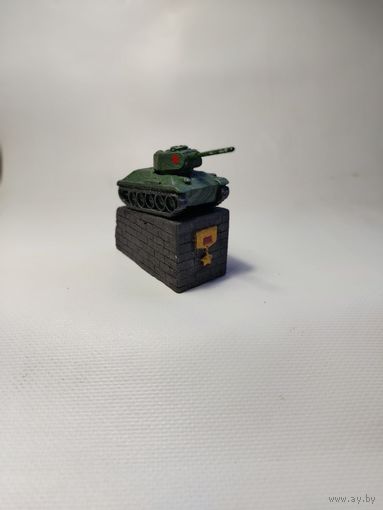 Памятник танку Т-34 у Дома офицеров в Минске.