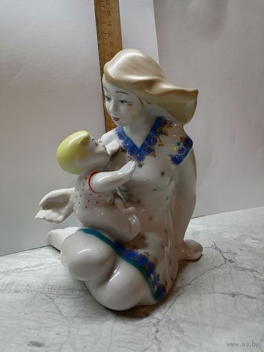 Фарфоровая статуэтка мать и дитя или Материнство