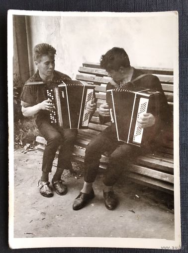 Фото двух баянистов. 8.5х12 см.