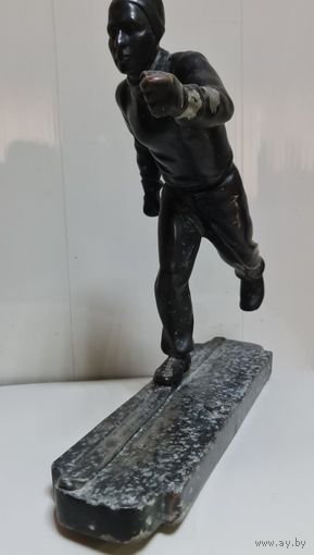 Под реставрацию Редкая большая фигура бегущий лыжник, 1930 годы автор Крыжановская А.В., шпиатр