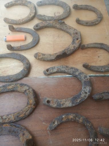 Большой Лод старинных подков. Разного размера, разных эпох.14 штук.