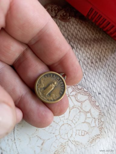 Католический медальон с изображением Мистической Розы (Rosa Mystica)