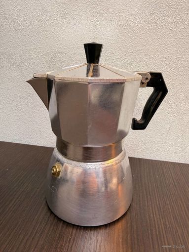 Классическая гейзерная кофеварка (мокка).