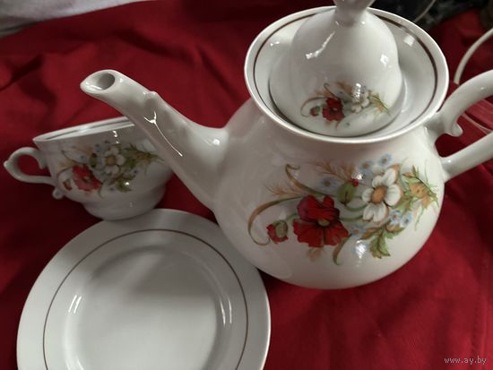 Чайный сервиз с большим заварником и чашками