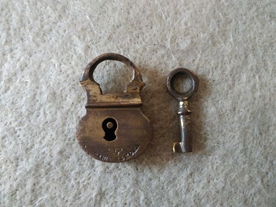 Старинный миниатюрный навесной замочек. Мастер Рыженьковъ, с. Павлово Нижегородской губернии, Российская империя, 19 век.