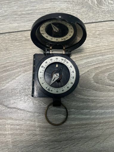 Старый маршевый компас Восточногерманской национальной народной армии.