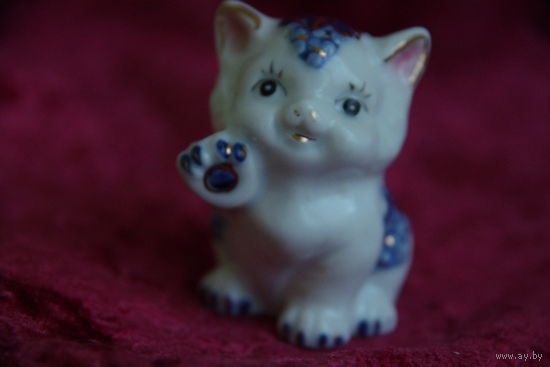 Статуэтка фарфоровая " Котик " целая , высота 7,5 см