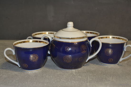 4 чашки, сахарница +чайничек