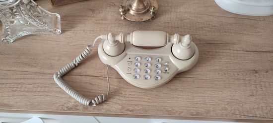 Телефон в ретро стиле.