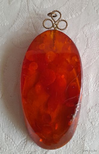 Янтарный крупный кулон.